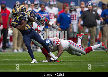 Twickenham, London, UK. 23. Oktober 2016. NFL International Series. New York Giants gegen LA Rams. Los Angeles Rams Wide Receiver Tavon Austin, New York Giants defensive back Eli Apple und New York Giants Linebacker Jonathan Casillas. Bildnachweis: Aktion Plus Sport/Alamy Live-Nachrichten Stockfoto