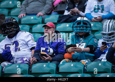 Twickenham, London, UK. 23. Oktober 2016. NFL International Series. New York Giants gegen LA Rams. Fans im aufblasbaren Helme. Bildnachweis: Aktion Plus Sport/Alamy Live-Nachrichten Stockfoto