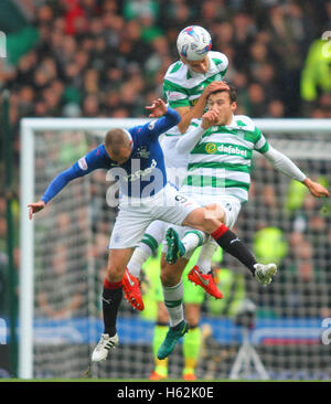 Hampden Park, Glasgow, Schottland. 23. Oktober 2016. Betfred Semi Final Fußball-Cup. Rangers gegen Celtic. Jozo Simunovic outjumps, Erik Sviatchenkos und Kenny Miller, um den Kredit-Header zu gewinnen: Action Plus Sport/Alamy Live News Stockfoto