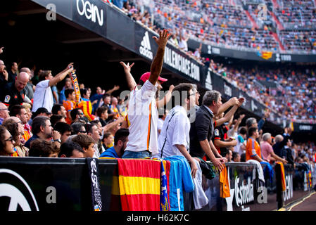 Valencia, Spanien. 22. Oktober 2016. Die Fans bei der La Liga Spiel zwischen Valencia CF und FC Barcelona im Mestalla am 22. Oktober 2016 in Valencia, Spanien. Bildnachweis: Christian Bertrand/Alamy Live-Nachrichten Stockfoto