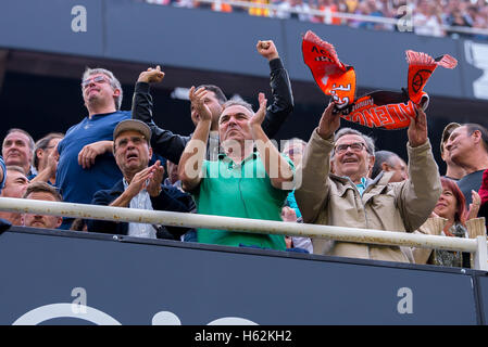 Valencia, Spanien. 22. Oktober 2016. Die Fans bei der La Liga Spiel zwischen Valencia CF und FC Barcelona im Mestalla am 22. Oktober 2016 in Valencia, Spanien. Bildnachweis: Christian Bertrand/Alamy Live-Nachrichten Stockfoto