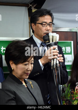 Tokio, Japan. 23. Oktober 2016. Masaru Wakata, Recht, ein Staatsanwalt-gedreht-Politiker, drückt seine Dankbarkeit nach seinem Sieg bei sonntags Nachwahl im Einkaufsviertels Nr. 10 Bezirk bei seiner Wahl am 23. Oktober 2016 in Ikebukuro Hauptquartier. Wakasa, 59, gewann die unteren Haus Sitz geräumt von Tokyo Gouverneur Yuriko Koike, stehend auf der linken Seite, wenn sie weg von der Liberaldemokratischen Partei brach, in der Tokio Gouverneurswahl im Juli laufen. Wakasa war ein einsamer Verfechter des Gouverneurs von der LDP, die ihren Mitgliedern Unterstützung Maverick Koike verboten. © Natsuki Sakai/AFLO/Alamy Live-Nachrichten Stockfoto