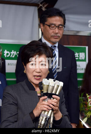 Tokio, Japan. 23. Oktober 2016. Tokio-gov Yuriko Koike macht ihren Glückwunsch Bemerkungen für Masaru Wakasa, Recht, nach seinem Sieg im Sonntags-Nachwahl im Einkaufsviertels Nr. 10 Bezirk in seiner Wahl-Zentrale in Ikebukuro am 23. Oktober 2016. Wakasa, 59, gewann den unteren Haus Sitz von Koike geräumt, wenn sie weg von der Liberaldemokratischen Partei brach, in der Tokio Gouverneurswahl im Juli laufen. Wakasa war ein einsamer Verfechter des Gouverneurs von der LDP, die ihren Mitgliedern Unterstützung Maverick Koike verboten. © Natsuki Sakai/AFLO/Alamy Live-Nachrichten Stockfoto