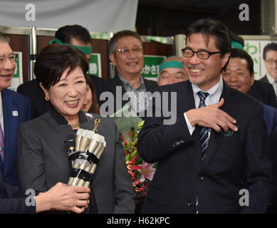 Tokio, Japan. 23. Oktober 2016. Masaru Wakata, Recht, ein Staatsanwalt-gedreht-Politiker, ist am 23. Oktober 2016 von Tokyo Gouverneur Yuriko Koike und seinen Anhängern zu seinem Sieg in sonntags Nachwahl im Einkaufsviertels Nr. 10 Bezirk in seiner Wahl-Zentrale in Ikebukuro gratulierte. Wakasa, 59, gewann den unteren Haus Sitz von Koike geräumt, wenn sie weg von der Liberaldemokratischen Partei brach, in der Tokio Gouverneurswahl im Juli laufen. Wakasa war ein einsamer Verfechter des Gouverneurs von der LDP, die ihren Mitgliedern Unterstützung Maverick Koike verboten. © Natsuki Sakai/AFLO/Alamy Live-Nachrichten Stockfoto