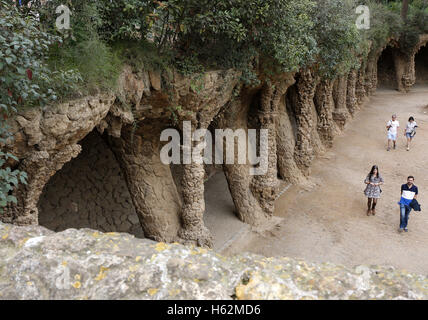 Barcelona, Spanien. 17. Oktober 2016. Menschen besuchen Parc Güell in Barcelona, Spanien, 17. Oktober 2016. © Swoboda Stepanov/ZUMA Draht/Alamy Live-Nachrichten Stockfoto