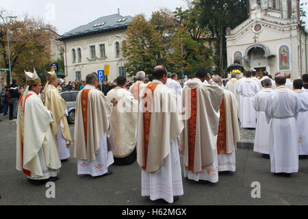 Bukarest, Rumänien. 23. Oktober 2016.  Rumänische katholische Metropolitan Erzbischof Ioan Robu betet während der eucharistischen Prozession mit der Reliquie des Heiligen Papst Johannes Paul II. Bildnachweis: Gabriel Petrescu/Alamy Live-Nachrichten Stockfoto