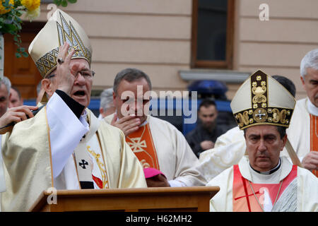 Bukarest, Rumänien. 23. Oktober 2016.  Rumänische katholische Metropolitan Erzbischof Ioan Robu betet während der eucharistischen Prozession mit der Reliquie des Heiligen Papst Johannes Paul II. Bildnachweis: Gabriel Petrescu/Alamy Live-Nachrichten Stockfoto