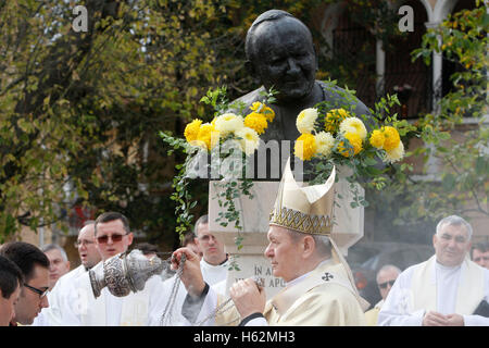 Bukarest, Rumänien. 23. Oktober 2016.  Rumänische katholische Metropolitan Erzbischof Ioan Robu betet während der eucharistischen Prozession mit der Reliquie des Heiligen Papst Johannes Paul II. Bildnachweis: Gabriel Petrescu/Alamy Live-Nachrichten Stockfoto