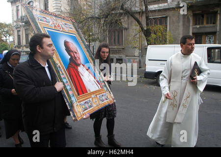 Bukarest, Rumänien. 23. Oktober 2016.  Die eucharistische Prozession mit der Reliquie und das Symbol des Heiligen Papst Johannes Paul II von der römisch-katholischen Erzdiözese von Bukarest organisiert. Bildnachweis: Gabriel Petrescu/Alamy Live-Nachrichten Stockfoto