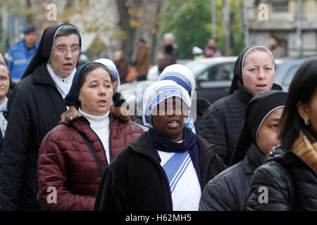 Bukarest, Rumänien. 23. Oktober 2016.  Katholische Nonnen beten während der eucharistischen Prozession mit der Reliquie des Heiligen Papst Johannes Paul II. Bildnachweis: Gabriel Petrescu/Alamy Live-Nachrichten Stockfoto