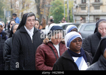 Bukarest, Rumänien. 23. Oktober 2016.  Katholische Nonnen beten während der eucharistischen Prozession mit der Reliquie des Heiligen Papst Johannes Paul II. Bildnachweis: Gabriel Petrescu/Alamy Live-Nachrichten Stockfoto