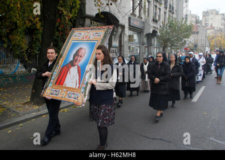 Bukarest, Rumänien. 23. Oktober 2016.  Die eucharistische Prozession mit der Reliquie und das Symbol des Heiligen Papst Johannes Paul II von der römisch-katholischen Erzdiözese von Bukarest organisiert. Bildnachweis: Gabriel Petrescu/Alamy Live-Nachrichten Stockfoto