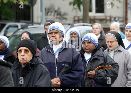 Bukarest, Rumänien. 23. Oktober 2016.  Katholische Nonnen beten während der eucharistischen Prozession mit der Reliquie des Heiligen Papst Johannes Paul II. Bildnachweis: Gabriel Petrescu/Alamy Live-Nachrichten Stockfoto