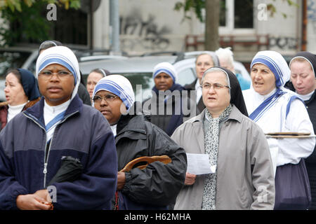 Bukarest, Rumänien. 23. Oktober 2016.  Katholische Nonnen beten während der eucharistischen Prozession mit der Reliquie des Heiligen Papst Johannes Paul II. Bildnachweis: Gabriel Petrescu/Alamy Live-Nachrichten Stockfoto