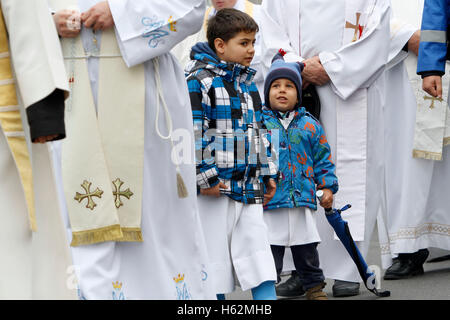 Bukarest, Rumänien. 23. Oktober 2016.  Ministranten beteiligen sich an die eucharistische Prozession mit der Reliquie des Heiligen Papst Johannes Paul II. Bildnachweis: Gabriel Petrescu/Alamy Live-Nachrichten Stockfoto