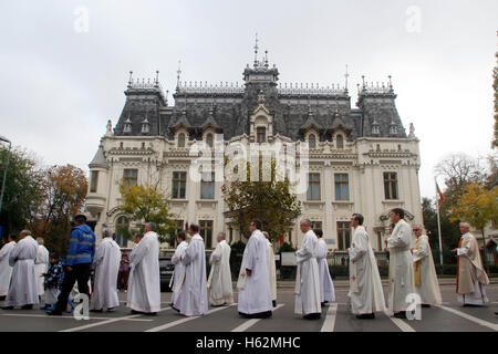 Bukarest, Rumänien. 23. Oktober 2016.  Die eucharistische Prozession mit der Reliquie und das Symbol des Heiligen Papst Johannes Paul II von der römisch-katholischen Erzdiözese von Bukarest organisiert. Bildnachweis: Gabriel Petrescu/Alamy Live-Nachrichten Stockfoto