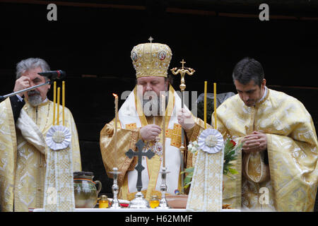 Bukarest, Rumänien. 23. Oktober 2016.  Bischöflicher Vikar Timotei Prahoveanul führt Kirche Heiligung der Holzkirche aus dem 18. Jahrhundert im Dorf Nationalmuseum. Bildnachweis: Gabriel Petrescu/Alamy Live-Nachrichten Stockfoto