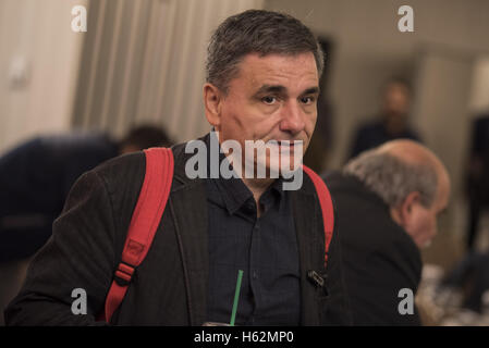 Athen, Griechenland. 23. Oktober 2016. Griechischer Finanzminister und Mitglied der Regierungspartei SYRIZA, Euklid TSAKALOTOS, besucht die Partei Zentralausschusstagung. SYRIZA ZK nach der jüngsten Konferenz einberufen, die Sekretärin zu wählen. Bildnachweis: Nikolas Georgiou/ZUMA Draht/Alamy Live-Nachrichten Stockfoto