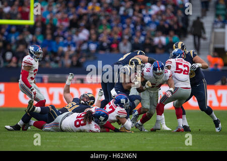 Twickenham, London, UK. 23. Oktober 2016. NFL International Series. New York Giants gegen LA Rams. New York Giants Linebacker Jonathan Casillas, New York Giants Linebacker Keenan Robinson, New York Giants Defendive Lineman Damon Harrison und Los Angeles Rams beleidigender Störungssucher Tim Barnes. Bildnachweis: Aktion Plus Sport/Alamy Live-Nachrichten Stockfoto