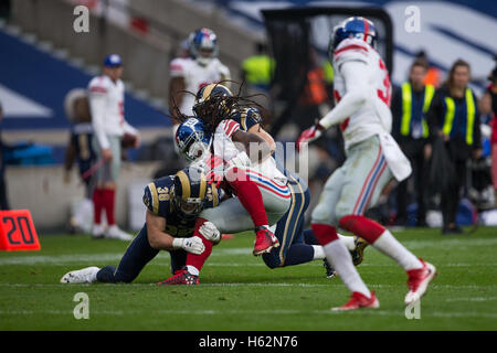 Twickenham, London, UK. 23. Oktober 2016. NFL International Series. New York Giants gegen LA Rams. Los Angeles Rams defensive Back Cody Davis macht einen Zweikampf. Bildnachweis: Aktion Plus Sport/Alamy Live-Nachrichten Stockfoto