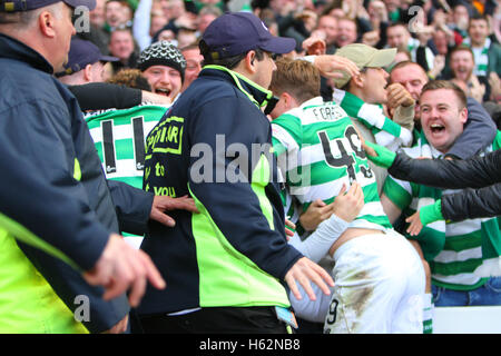 CELTIC-FANS feiern RANGERS V CELTIC FC IBROX GLASGOW ...