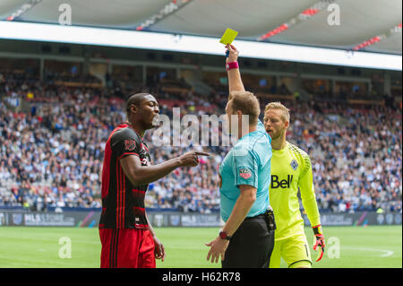 Vancouver, Kanada. 23. Oktober 2016. Fanendo Adi (9) der Portland Timbers erhält eine gelbe Karte. Vancouver Vs Portland, BC Place Stadium. Final Score Vancouver gewinnt 4: 1. © Gerry Rousseau Stockfoto