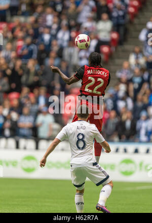 Vancouver, Kanada. 23. Oktober 2016. Darren Mattocks (22) von Portland Timbers springen für den Ball. Vancouver Vs Portland, BC Place Stadium.  Final Score Vancouver gewinnt 4: 1. © Gerry Rousseau Stockfoto