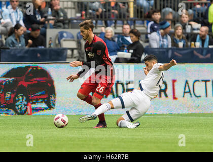 Vancouver, Kanada. 23. Oktober 2016. Matias Laba (15) von Vancouver Whitecaps gehen für die anzugehen. Vancouver Vs Portland, BC Place Stadium.  Final Score Vancouver gewinnt 4: 1. © Gerry Rousseau Stockfoto