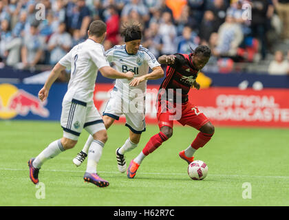 Vancouver, Kanada. 23. Oktober 2016. Darren Mattocks (22) von Portland Timbers kämpfen um den Ball zu halten. Vancouver Vs Portland, BC Place Stadium.  Final Score Vancouver gewinnt 4: 1. © Gerry Rousseau Stockfoto