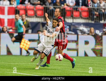 Vancouver, Kanada. 23. Oktober 2016. Nicolas Mezquida (11) der Vancouver Whitecaps und Jack Jewsbury (13) von Portland Timbers Kampf um den Ball. Vancouver Vs Portland, BC Place Stadium. Final Score Vancouver gewinnt 4-1 © Gerry Rousseau Stockfoto