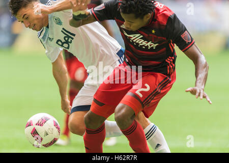 Vancouver, Kanada. 23. Oktober 2016. Nicolas Mezquida (11) der Vancouver Whitecaps und schimmerndes Powell (2) von Portland Timbers Kampf um den Ball. Vancouver Vs Portland, BC Place Stadium. Final Score Vancouver gewinnt 4: 1. © Gerry Rousseau Stockfoto