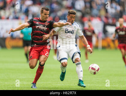 Vancouver, Kanada. 23. Oktober 2016. Steven Taylor (27) von Portland Timbers und Erik Hurtado (19) von Vancouver Whitecaps Kampf um den Ball. Vancouver Vs Portland, BC Place Stadium. Final Score Vancouver gewinnt 4: 1. © Gerry Rousseau Stockfoto