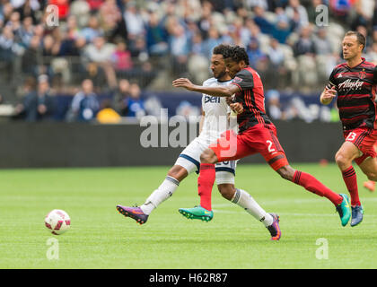 Vancouver, Kanada. 23. Oktober 2016. Schimmerndes Powell (2) von Portland Timbers und Giles Barnes (28) von Vancouver Whitecaps kämpfen um den Ball. Vancouver Vs Portland, BC Place Stadium. Final Score Vancouver gewinnt 4: 1.  © Gerry Rousseau Stockfoto