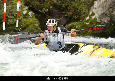 Mitake Kanu Slalom Parcours, Tokio, Japan. 23. Oktober 2016. Tsubasa Sasaki, 23. Oktober 2016 - Kanu Slalom: Japan Kanu Slalom 2016 Japan-Cup-Finale der Männer Kajak Wärmeregelung Mitake Kanu Slalom Parcours, Tokio, Japan. Bildnachweis: YUTAKA/AFLO SPORT/Alamy Live-Nachrichten Stockfoto