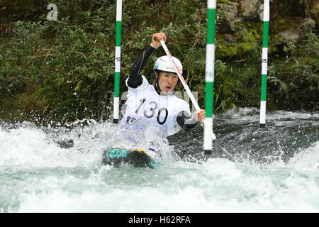 Mitake Kanu Slalom Parcours, Tokio, Japan. 23. Oktober 2016. Kazuya Taniguchi, 23. Oktober 2016 - Kanu Slalom: Japan Kanu Slalom 2016 Japan-Cup-Finale der Männer Kanu einzelne Wärmeregelung Mitake Kanu Slalom Parcours, Tokio, Japan. Bildnachweis: YUTAKA/AFLO SPORT/Alamy Live-Nachrichten Stockfoto