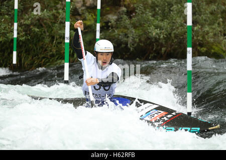 Mitake Kanu Slalom Parcours, Tokio, Japan. 23. Oktober 2016. Kazuya Taniguchi, 23. Oktober 2016 - Kanu Slalom: Japan Kanu Slalom 2016 Japan-Cup-Finale der Männer Kanu einzelne Wärmeregelung Mitake Kanu Slalom Parcours, Tokio, Japan. Bildnachweis: YUTAKA/AFLO SPORT/Alamy Live-Nachrichten Stockfoto