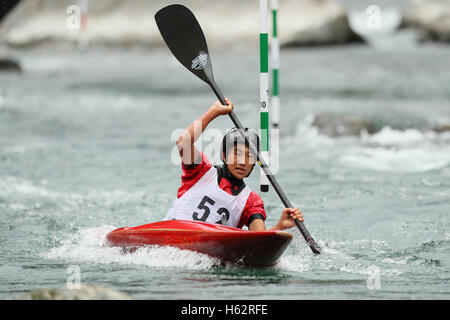 Mitake Kanu Slalom Parcours, Tokio, Japan. 23. Oktober 2016. Yusuke Muto, 23. Oktober 2016 - Kanu Slalom: Japan Kanu Slalom 2016 Japan Cup Finale Herren Junioren Kajak Finale im Mitake Kanu Slalom Parcours, Tokio, Japan. Bildnachweis: YUTAKA/AFLO SPORT/Alamy Live-Nachrichten Stockfoto