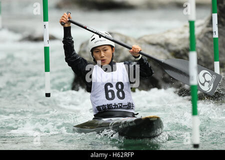 Mitake Kanu Slalom Parcours, Tokio, Japan. 23. Oktober 2016. Airi Yagi, 23. Oktober 2016 - Kanu Slalom: Japan Kanu Slalom 2016 Japan-Cup-Finale Frauen Kanu einzelne Finale im Mitake Kanu Slalom Parcours, Tokio, Japan. Bildnachweis: YUTAKA/AFLO SPORT/Alamy Live-Nachrichten Stockfoto