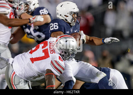 University Park, Pennsylvania, USA. 21. Oktober 2016. 22. Oktober 2016: Ohio State Buckeyes defensive Lineman Robert Landers (67) befasst sich Penn State Nittany Lions Runningback Saquon Barkley (26) während der NCAA Fußball-Spiel-Action zwischen den Ohio State Buckeyes und der Penn State Nittany Lions im Beaver Stadium, University Park, Pennsylvania. Foto von Adam Lacy/Zuma © Adam Lacy/ZUMA Draht Draht/Alamy Live-Nachrichten Stockfoto