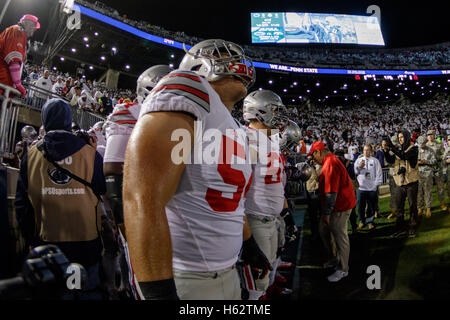 University Park, Pennsylvania, USA. 21. Oktober 2016. 22. Oktober 2016: The Ohio State Buckeye-Team bereitet sich auf das Feld nehmen während der NCAA Fußball-Spiel-Action zwischen den Ohio State Buckeyes und der Penn State Nittany Lions im Beaver Stadium, University Park, Pennsylvania Foto von Adam Lacy/Zuma © Adam Lacy/ZUMA Draht Draht/Alamy Live-Nachrichten Stockfoto