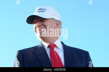 Naples, Florida, USA. 23. Oktober 2016.  -Präsidentschaftskandidat Donald Trump spricht auf einer Kundgebung der Kampagne an der Collier County Fairgrounds in Naples, Florida am 23. Oktober 2016. Trump beginnt mit nur 16 Tage bis zu den Wahlen im November zwei Tage, fünf-Städte-Kampagne Schaukel durch Florida mit zusätzlichen Stopps in St. Augustine, Tampa, Sanford und Tallahassee. Bildnachweis: Paul Hennessy/Alamy Live-Nachrichten Stockfoto