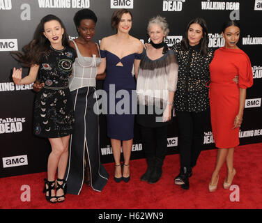 Hollywood, CA, USA. 23. Oktober 2016. 23. Oktober 2016 - Hollywood, Kalifornien. Christian Serratos, Danai Gurira, Lauren Cohan, Melissa McBride, Alanna Masterson, Sonequa Martin-grün. AMC präsentiert Live, 90-minütigen Special Edition von "Talking Dead'' statt auf dem Hollywood Forever Cemetery. Bildnachweis: Birdie Thompson/AdMedia Credit: Birdie Thompson/AdMedia/ZUMA Draht/Alamy Live-Nachrichten Stockfoto