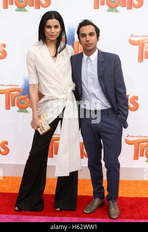 Los Angeles, CA, USA. 23. Oktober 2016. 23. Oktober 2016 - Los Angeles, Kalifornien - Neha Kapur und Kunal Nayyar. Trolle Los Angeles Premiere statt im Regency Village Theatre in Los Angeles. Bildnachweis: AdMedia Credit: AdMedia/ZUMA Draht/Alamy Live-Nachrichten Stockfoto