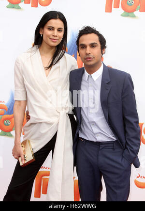 Los Angeles, CA, USA. 23. Oktober 2016. 23. Oktober 2016 - Los Angeles, Kalifornien - Neha Kapur und Kunal Nayyar. Trolle Los Angeles Premiere statt im Regency Village Theatre in Los Angeles. Bildnachweis: AdMedia Credit: AdMedia/ZUMA Draht/Alamy Live-Nachrichten Stockfoto