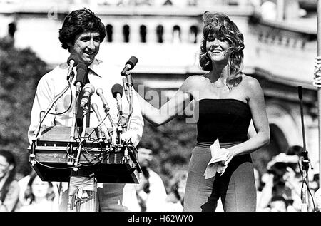 1. Januar 2011 - JANE FONDA und TOM HAYDEN. #28977. © MIKE HILL / © Globe Photos/ZUMAPRESS.com/Alamy Live News Stockfoto