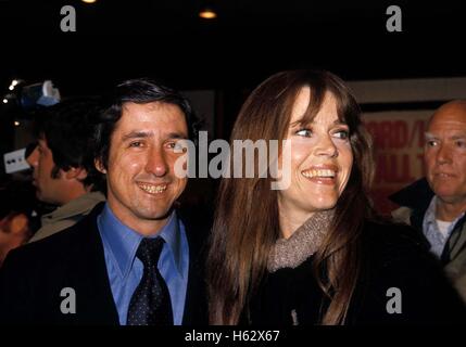 Tom Hayden und Jane Fonda. 1. Januar 2011. NATE CUTLER / G0897. © 1976 © Globe Photos/ZUMAPRESS.com/Alamy Live-Nachrichten Stockfoto