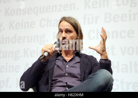 Richard David Precht präsentiert sein Buch "Tiere Denken" (lit.) "Tiere denken") auf der Frankfurter Buchmesse in Frankfurt/Main, Deutschland, 20. Oktober 2016. Foto: SUSANNAH V. VERGAU/dpa - NO-Draht-Dienst- Stockfoto