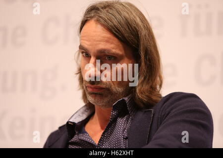 Richard David Precht präsentiert sein Buch "Tiere Denken" (lit.) "Tiere denken") auf der Frankfurter Buchmesse in Frankfurt/Main, Deutschland, 20. Oktober 2016. Foto: SUSANNAH V. VERGAU/dpa - NO-Draht-Dienst- Stockfoto