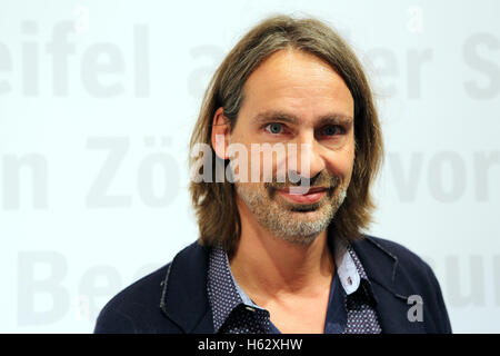 Richard David Precht präsentiert sein Buch "Tiere Denken" (lit.) "Tiere denken") auf der Frankfurter Buchmesse in Frankfurt/Main, Deutschland, 20. Oktober 2016. Foto: SUSANNAH V. VERGAU/dpa - NO-Draht-Dienst- Stockfoto