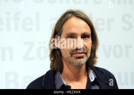 Richard David Precht präsentiert sein Buch "Tiere Denken" (lit.) "Tiere denken") auf der Frankfurter Buchmesse in Frankfurt/Main, Deutschland, 20. Oktober 2016. Foto: SUSANNAH V. VERGAU/dpa - NO-Draht-Dienst- Stockfoto